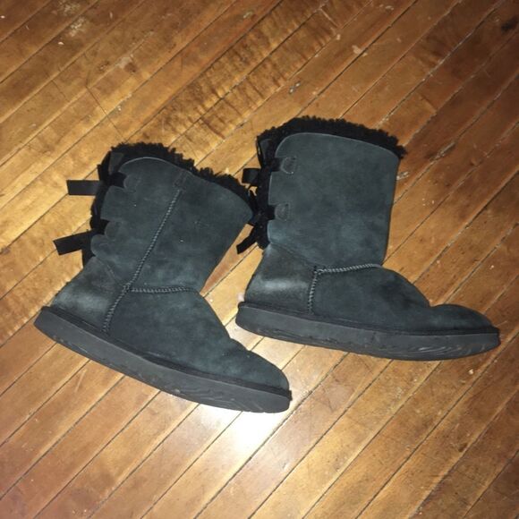 Uggs shearling lined boots with bows in the back - Picture 1 of 7
